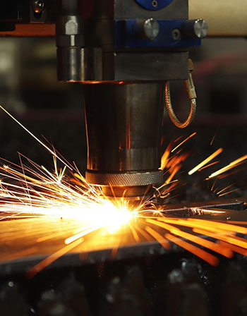 taglio di metalli al laser con scintille