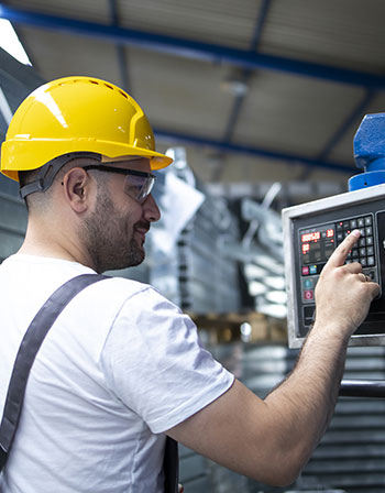 Operatore addetto a programmare macchina a controllo numerico